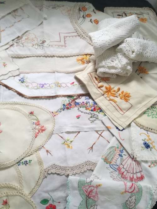 HUGE ASSORTMENT OF VINTAGE LINEN - 2 X TABLECLOTHS/25 TRAY MATS/ CROCHET ETC