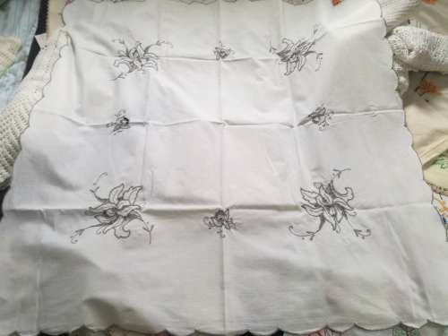 HUGE ASSORTMENT OF VINTAGE LINEN - 2 X TABLECLOTHS/25 TRAY MATS/ CROCHET ETC