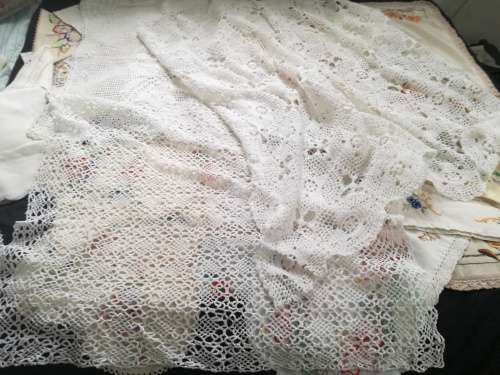 HUGE ASSORTMENT OF VINTAGE LINEN - 2 X TABLECLOTHS/25 TRAY MATS/ CROCHET ETC
