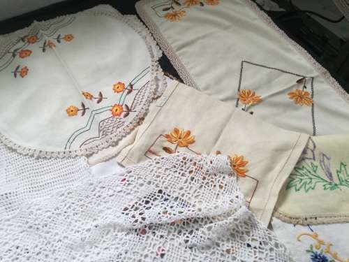 HUGE ASSORTMENT OF VINTAGE LINEN - 2 X TABLECLOTHS/25 TRAY MATS/ CROCHET ETC