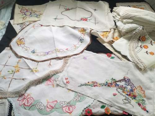 HUGE ASSORTMENT OF VINTAGE LINEN - 2 X TABLECLOTHS/25 TRAY MATS/ CROCHET ETC