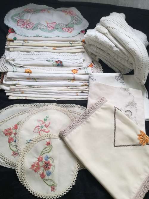 HUGE ASSORTMENT OF VINTAGE LINEN - 2 X TABLECLOTHS/25 TRAY MATS/ CROCHET ETC