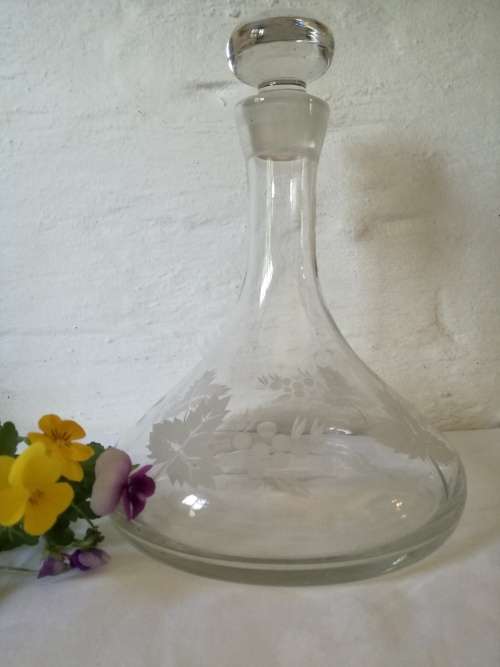 GLASS DECANTER - GRAPE DESIGN - GLASS STOPPER