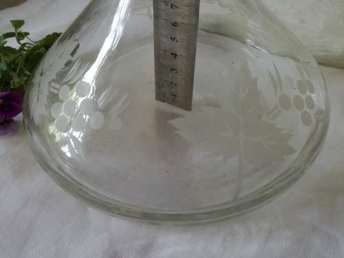 GLASS DECANTER - GRAPE DESIGN - GLASS STOPPER