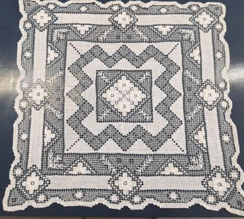 VINTAGE CROCHET COTTON TABLE TOPPER/TABLECLOTH
