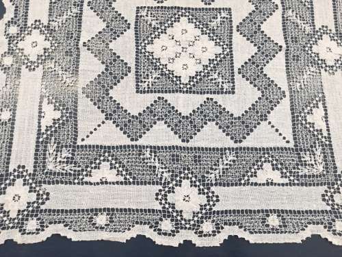 VINTAGE CROCHET COTTON TABLE TOPPER/TABLECLOTH