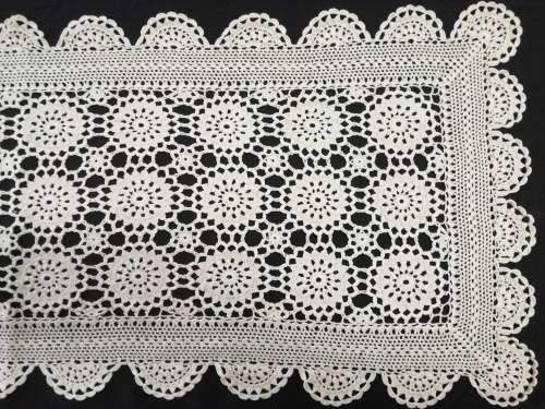 VINTAGE CROCHET WHITE TABLE RUNNER