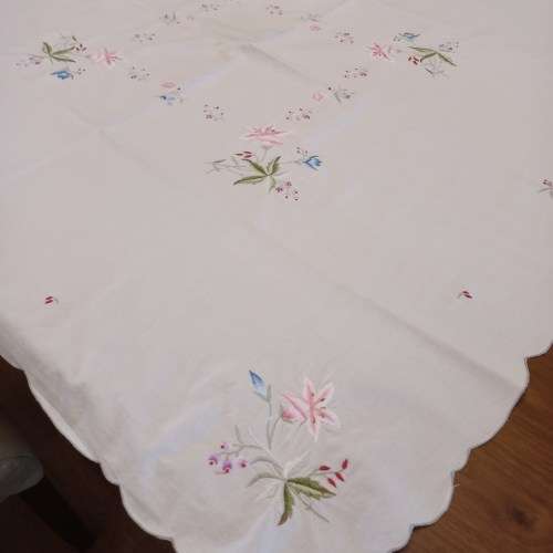 VINTAGE EMBROIDERED COTTON TABLECLOTH