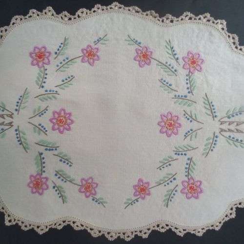 VINTAGE EMBROIDERED LINEN TRAY CLOTH