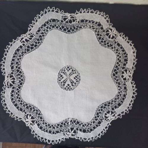 VINTAGE LARGE LACE EDGED LINEN MAT