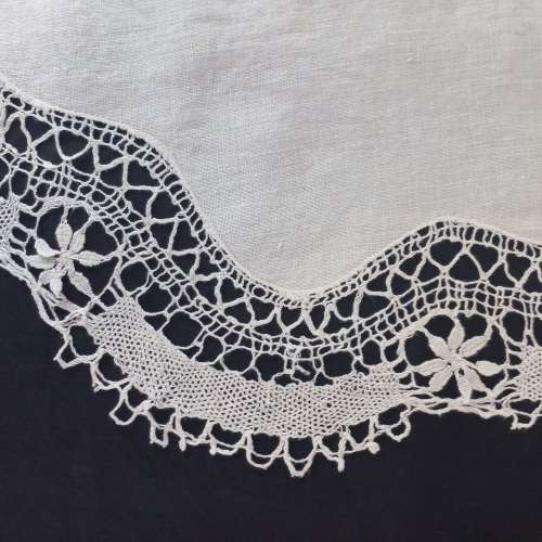 VINTAGE LARGE LACE EDGED LINEN MAT