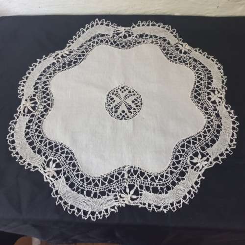 VINTAGE LARGE LACE EDGED LINEN MAT