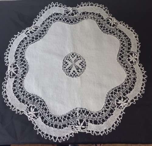 VINTAGE LARGE LACE EDGED LINEN MAT