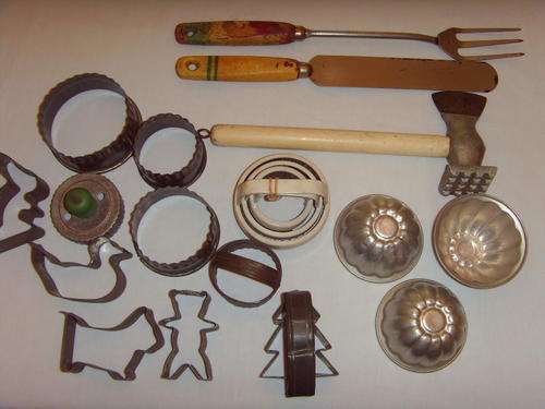 LARGE SELECTION VINTAGE KITCHEN UTENSILS/COOKIE CUTTERS