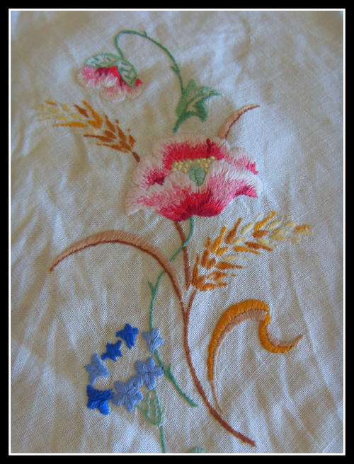 ASSORTMENT X 9 VINTAGE MATS/DOILIES