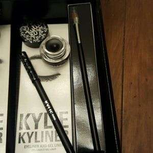 KylieCosmetics Kyliner Kit In Black