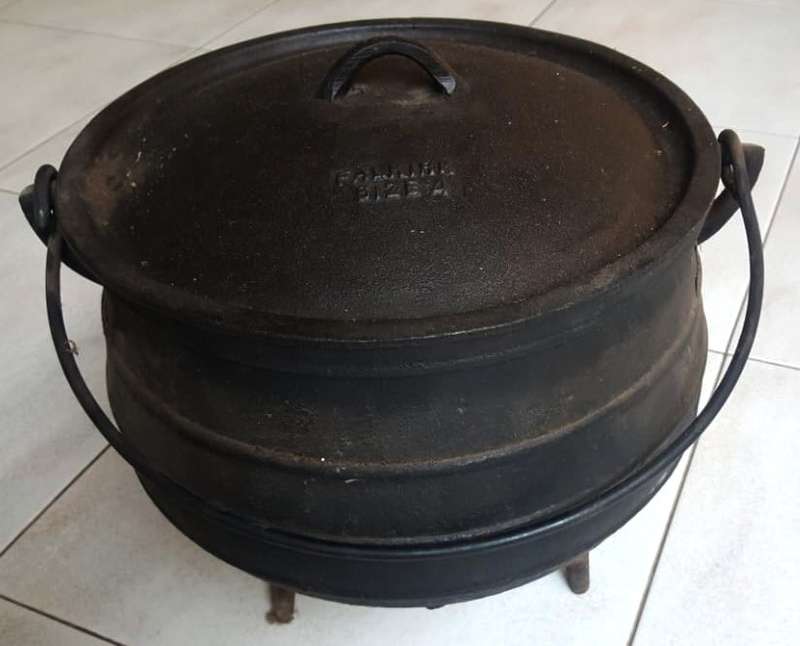 Old Cast Iron Falkirk No 4 Potjie Pot