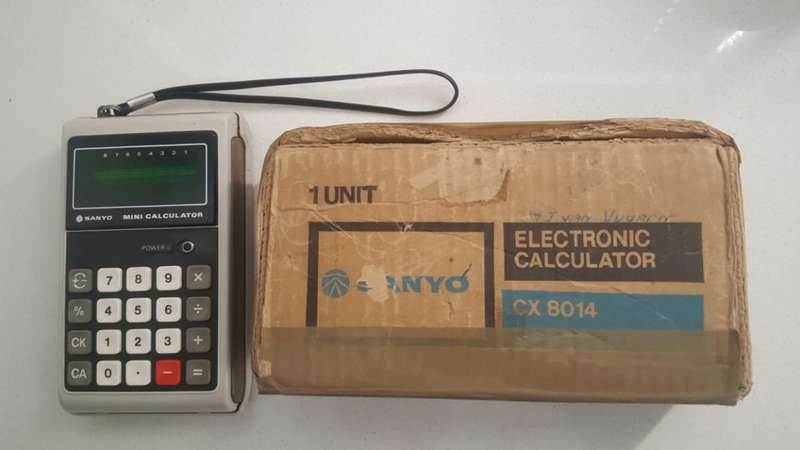 VINTAGE SANYO ELECTRONIC CALCULATOR WITH BOX