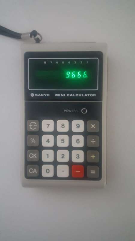 VINTAGE SANYO ELECTRONIC CALCULATOR WITH BOX