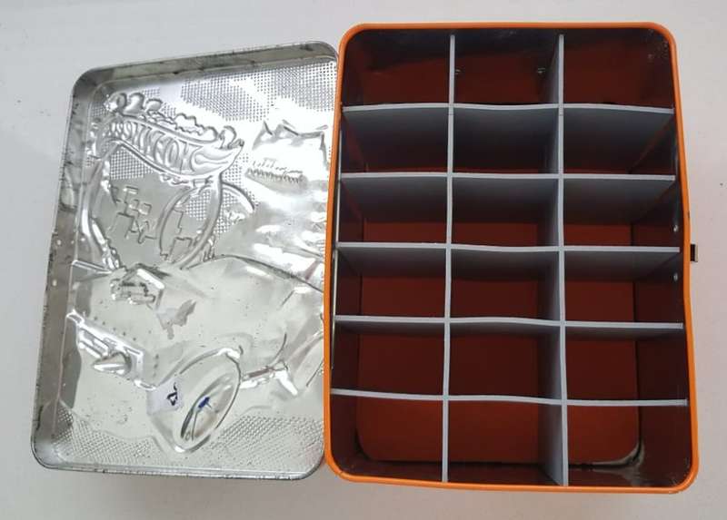 HOT WHEELS 18 CAR STORAGE TIN