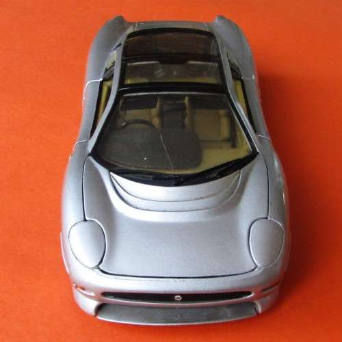 Maisto XJ220 Jaguar 1/18 Scale Car