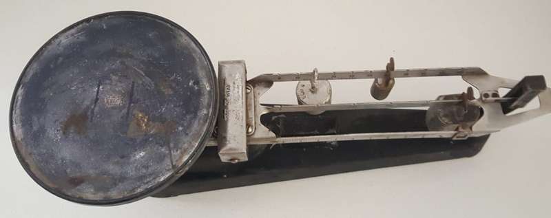 Vintage Metal Scale with 3 Weights