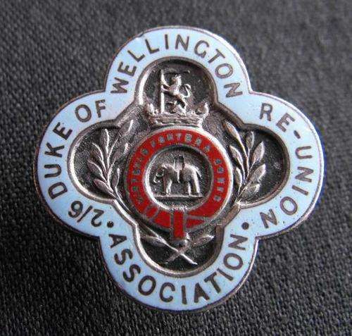 OLD 2/6 DUKE OF WELLINGTON RE-UNION BUTTONHOLE BADGE