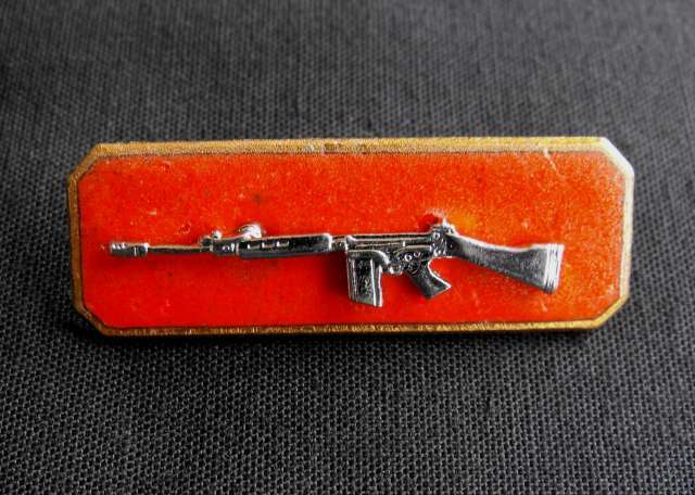 SADF ARMY SHARPSHOOTER METAL BREAST BADGE