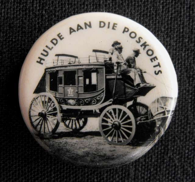 OLD HULDE AAN DIE POSKOETS METAL LAPEL PIN BADGE