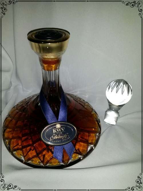 Reduced now!! KWV Diamond Jubilee Ltd Ed Collectors Bohemian crystal decantor in Yellowood Box