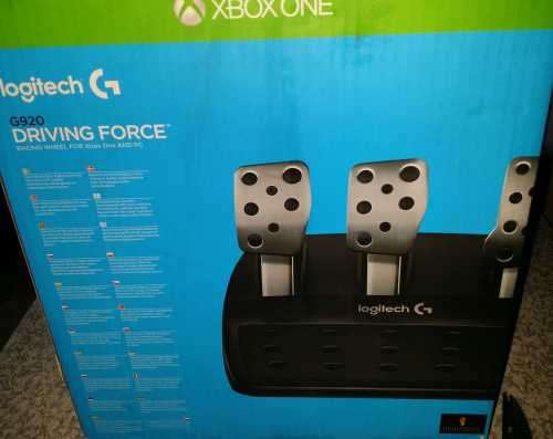 Logitech G920 Driving Force Racing Wheel / Works with XBOX one and PC / Dual-Motor Force / Easy-Acce