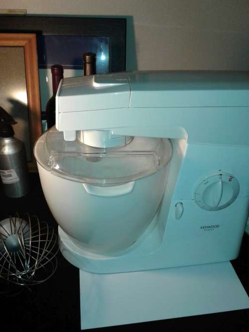 Kenwood Major Mixer Model KM600 (6.7 litres & 800W) with 3 mixer attachments