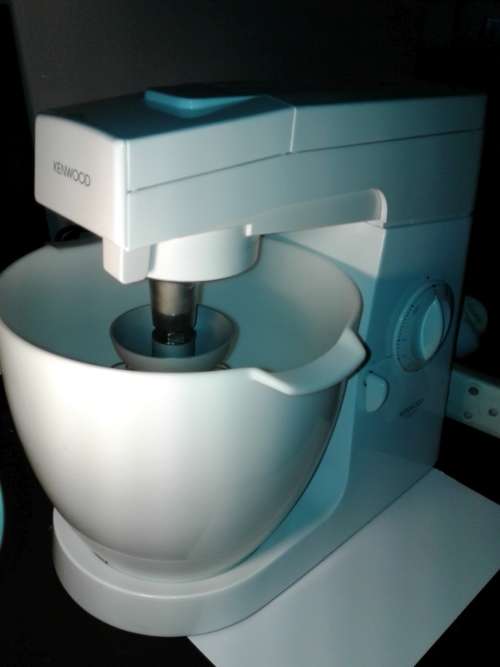 Kenwood Major Mixer Model KM600 (6.7 litres & 800W) with 3 mixer attachments