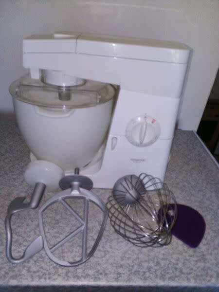 Kenwood Major Mixer Model KM600 (6.7 litres & 800W) with 3 mixer attachments