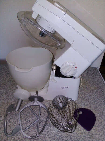 Kenwood Major Mixer Model KM600 (6.7 litres & 800W) with 3 mixer attachments