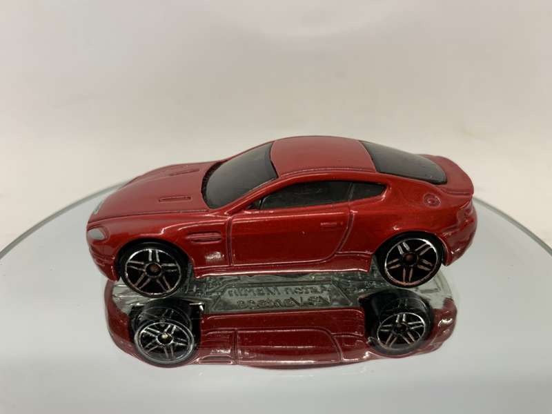 Hot Wheels Astin Martin V8 Vantage
