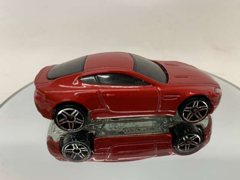 Hot Wheels Astin Martin V8 Vantage