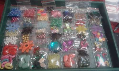 50pkts assorted acrylic goodies plus 40pkts of assorted seedbeads(bidding  on 90pkts all on photos)