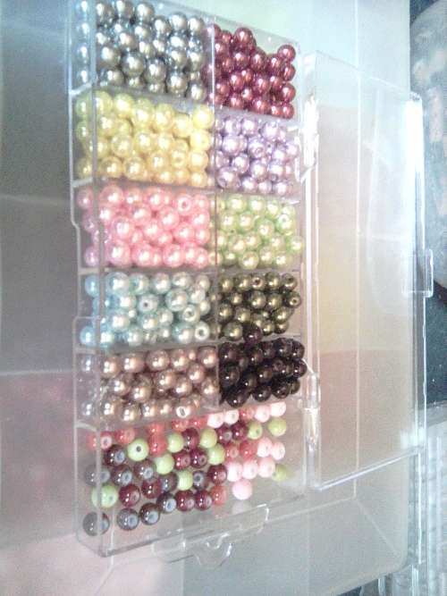 550 glassbeads..10 beads for r1 bid..only 10c  each...first bid r55...free container