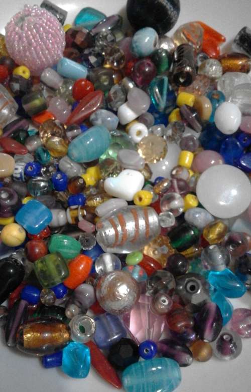 1700+Glass beads(1300 pearl&opaque)..(400+fancy beads,crystals)..pls see description