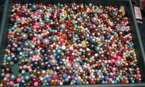 1700+Glass beads(1300 pearl&opaque)..(400+fancy beads,crystals)..pls see description
