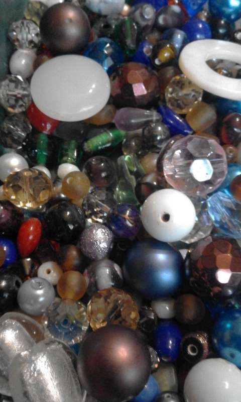 Glassbeads/crystals 1250,metal beads(100),6500 seedbeads...pls see description..first bid r145