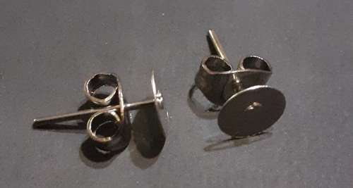 Silver 6mm stud with flat top to attach rhinestone..per pair