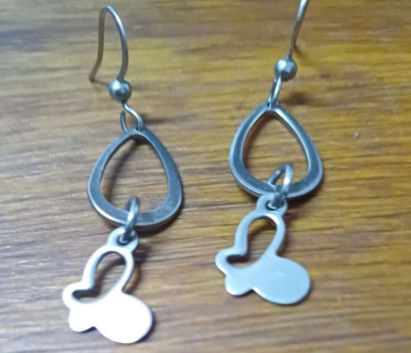 Titanium dangle earrings per pair