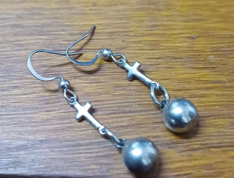 Titanium dangle earrings per pair