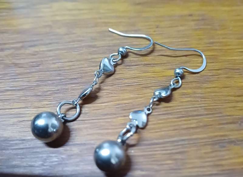 Titanium dangle earrings per pair