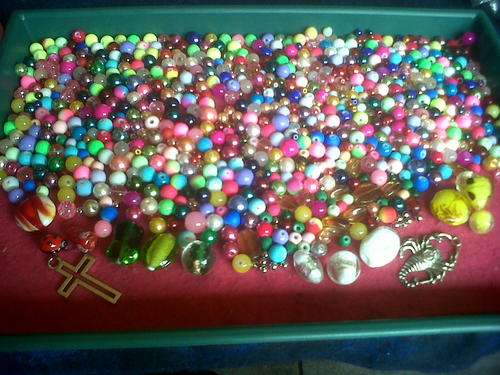 700  Assorted Glass beads!!(metalbeads,charms,pendants,lampwork beads included in mix for free))