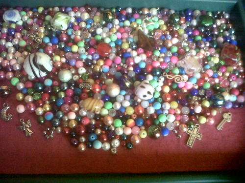 700  Assorted Glass beads!!(metalbeads,charms,lampwork beads included in mix for free))