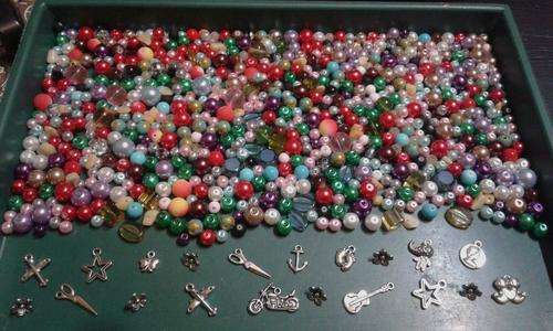 80pkts...700 assorted glassbeads and fancy(10 per pkt)6-12mm and 20 charms(2 per pkt)