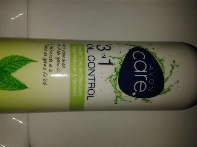 AVON oil control cleanser ((FREE SHIPPING WHEN COMBINED WITH OTHER ITEMS)